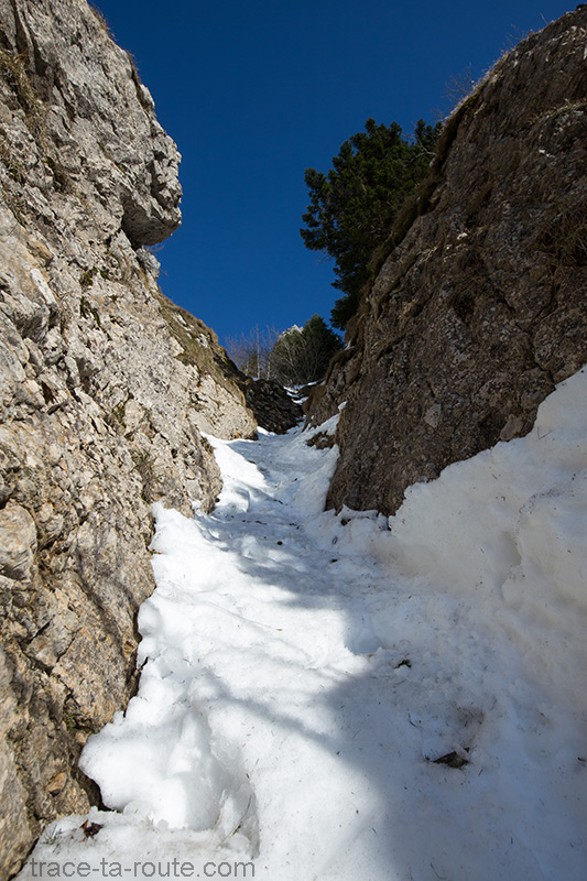 Cheminée à la Croix du Nivolet, passage enneigé au printemps (mars/avril)