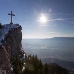 La Croix du Nivolet et la Montagne de l'Épine, au-dessus de Chambéry