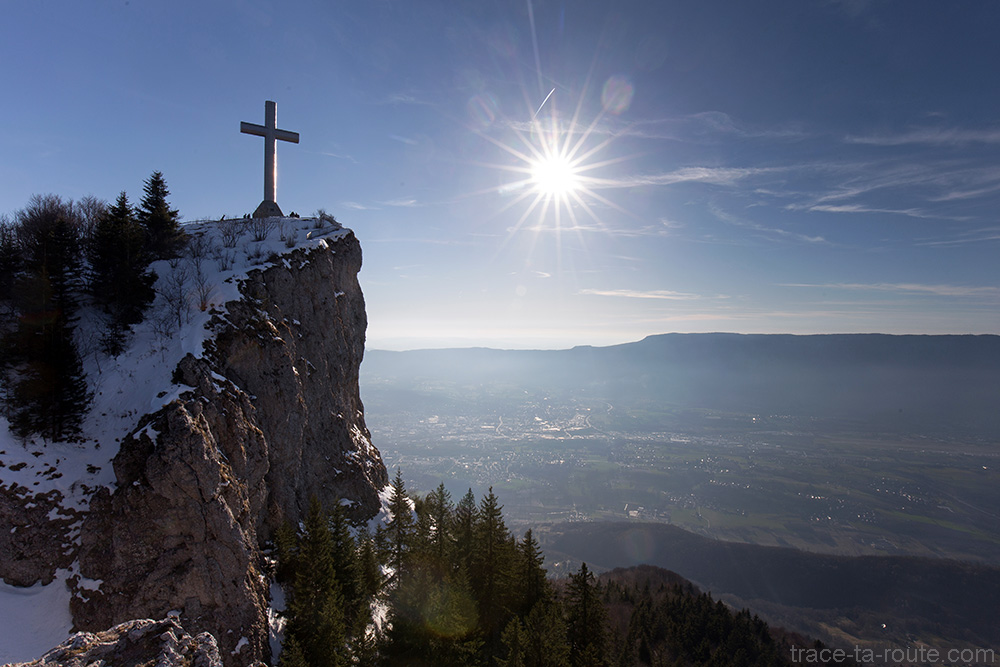 La Croix du Nivolet et la Montagne de l'Épine, au-dessus de Chambéry