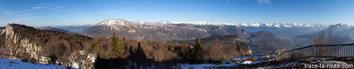 Vue panoramique Est depuis la Croix du Nivolet : Massif des Bauges et Chaine de Belledonne