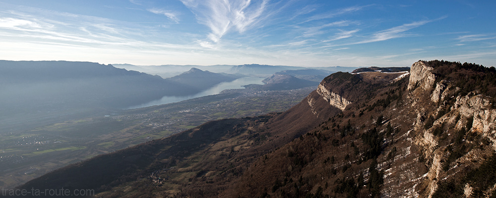 Vue panoramique Nord depuis la Croix du Nivolet : Dent du Chat, Lac du Bourget, Aix-les-Bains