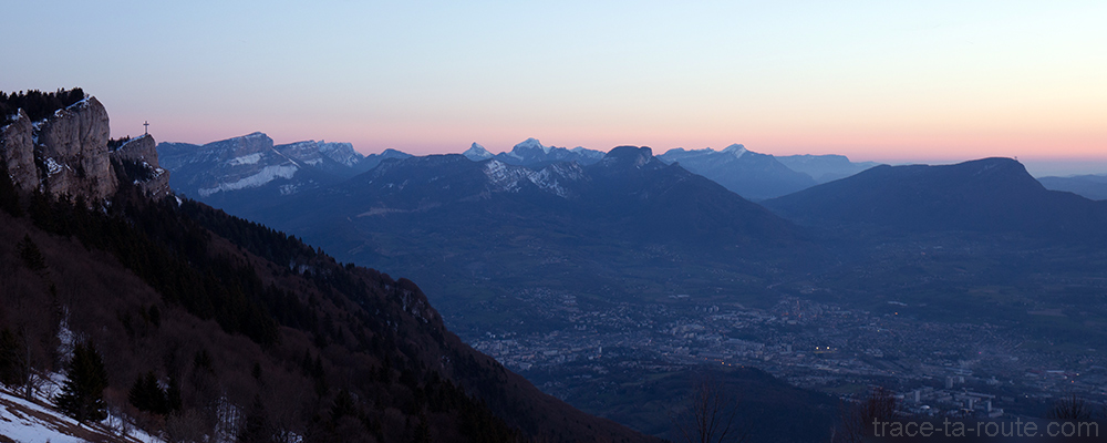 Vue sur Chambéry, le Massif de la Chartreuse et la Croix du Nivolet au crépuscule depuis Le Sire (Montagne du Nivolet)