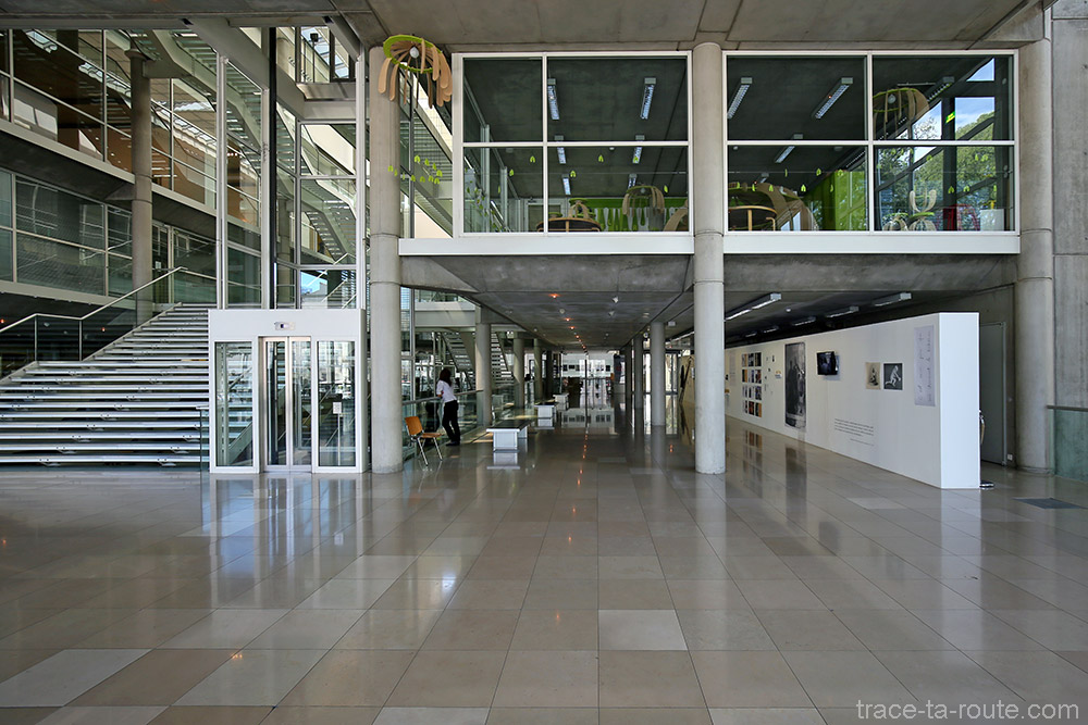 Intérieur hall d'entrée du Carré d'Art de Nîmes - Architecture