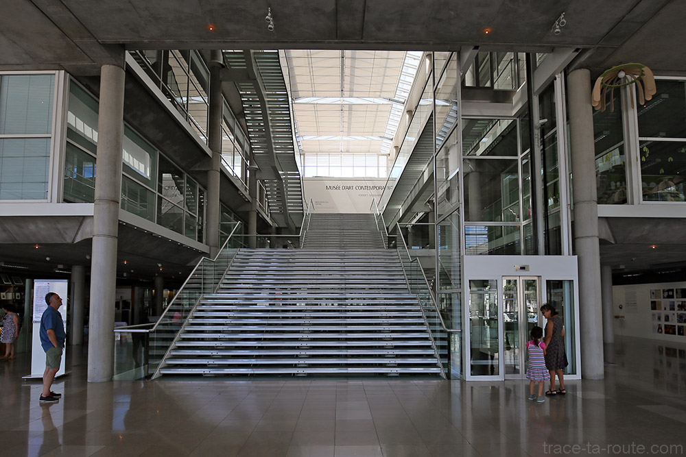 Escaliers Atrium du Carré d'Art de Nîmes - Intérieur Architecture