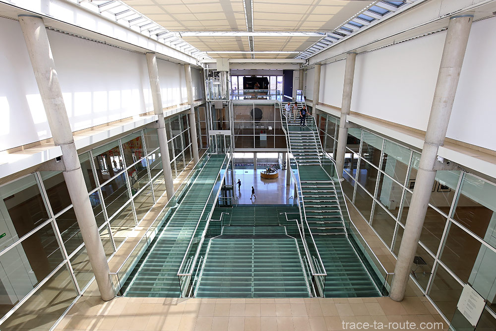 Escaliers et Atrium du Carré d'Art de Nîmes - Intérieur Architecture