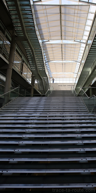 Escaliers Atrium du Carré d'Art de Nîmes - Intérieur Architecture