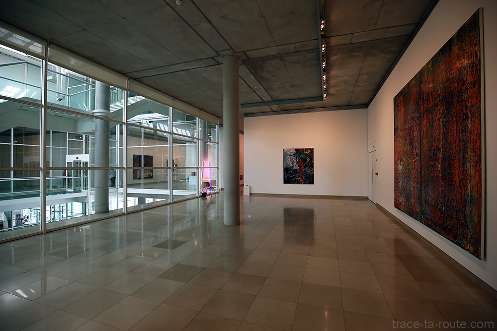 Salle de la collection permanente du musée du Carré d'Art de Nîmes - Intérieur Architecture