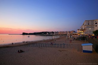 Coucher de soleil sur l'Océan sur la plage de Saint-Jean-de-Luz