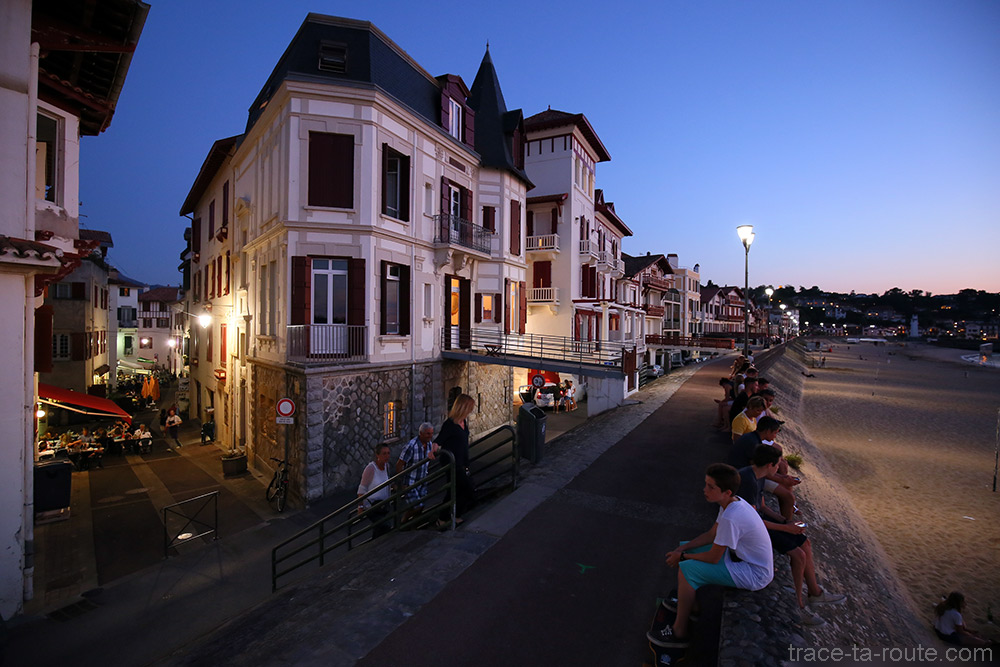 Rue de la République et promenade de bord de plage à Saint-Jean-de-Luz