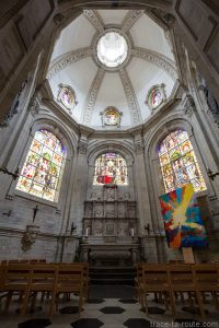 Chapelle et vitraux dans l'Église des Saints-Michel et Gudule de Bruxelles