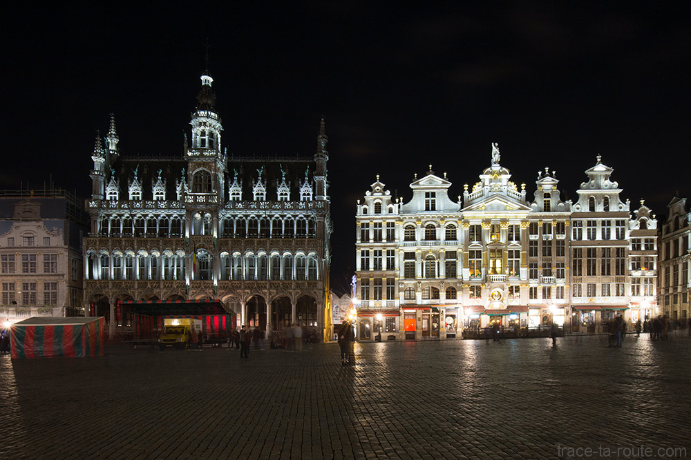 La Grand-Place de Bruxelles (Grote Markt) de nuit : La Maison du Roi, Le Cerf Volant, Joseph et Anne, L'Ange, La Chaloupe d'or, Le Pigeon et le Marchand d'or.