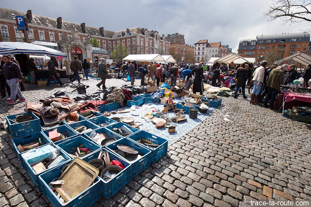 Étals du marché brocante sur la Place du Jeu de Balle - Quartier des Marolles à Bruxelles