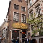 Façade et terrasse du restaurant-bar à bières Poechenellekelder, rue du Chêne à Bruxelles, en face du Manneken Pis