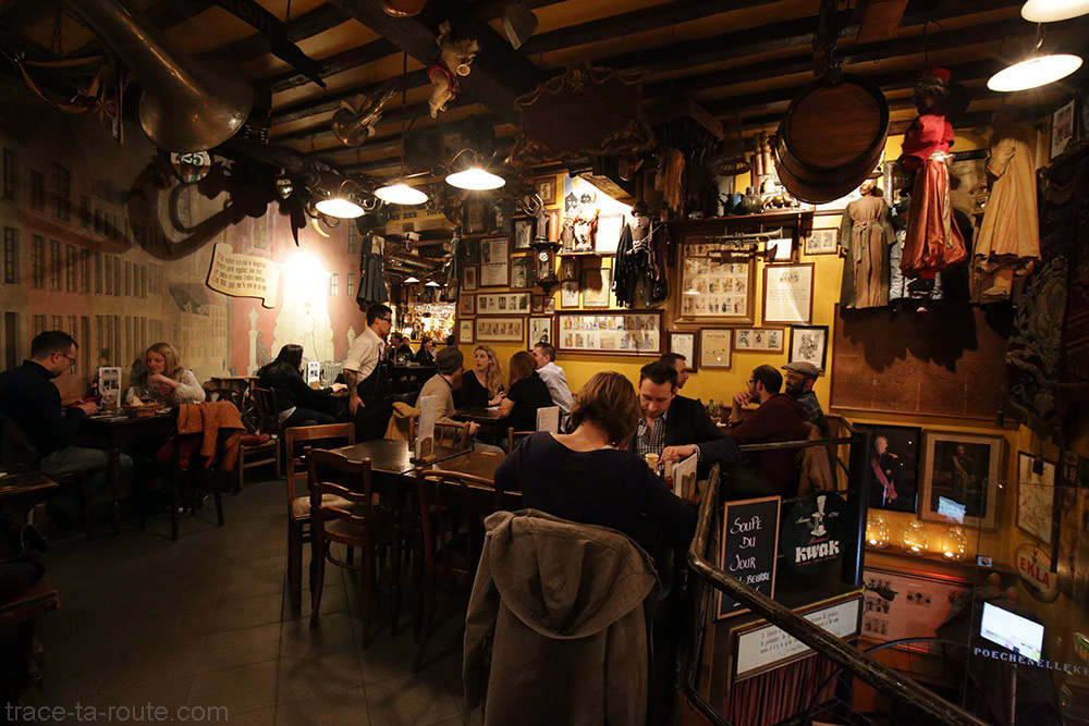 Décoration à l'intérieur du restaurant-bar à bières Poechenellekelder à Bruxelles