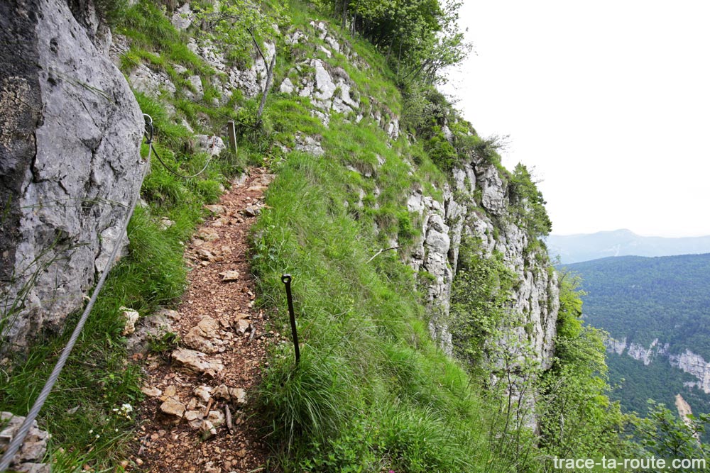 Passage câblé du Pas de l'Échelle sur le sentier de randonnée à la Croix du Nivolet depuis Lovettaz