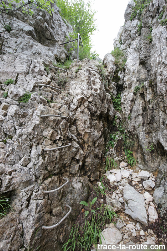 Passage avec les barreaux du Pas de l'Échelle sur le sentier de randonnée à la Croix du Nivolet depuis Lovettaz