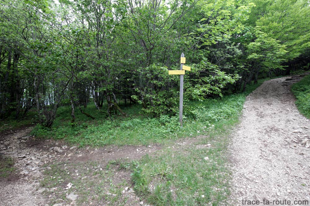 Itinéraires sentiers de randonnée à la Croix du Nivolet par le Pas de l'Échelles depuis Lovettaz