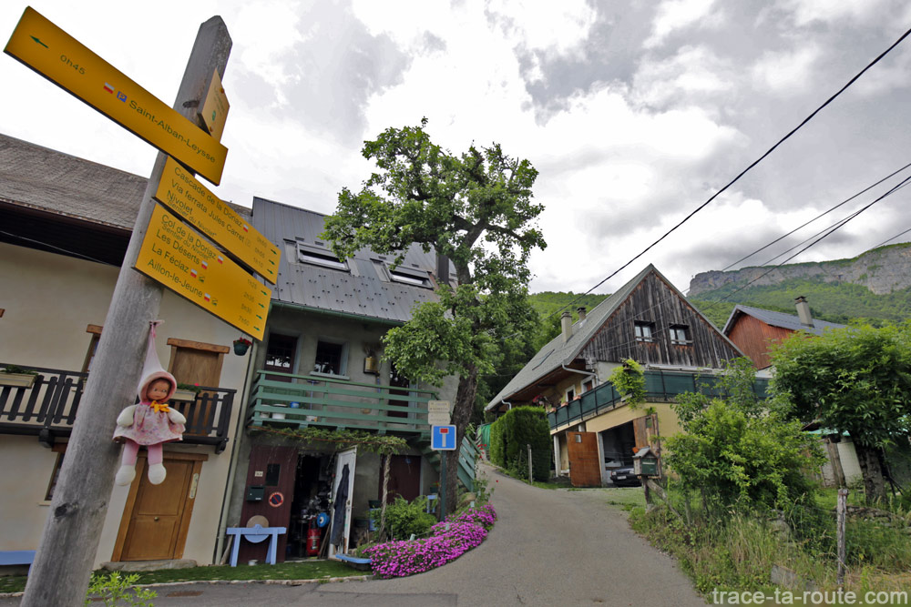 Village de Lovettaz au départ de la randonnée à la Croix du Nivolet par le Pas de l'Échelle