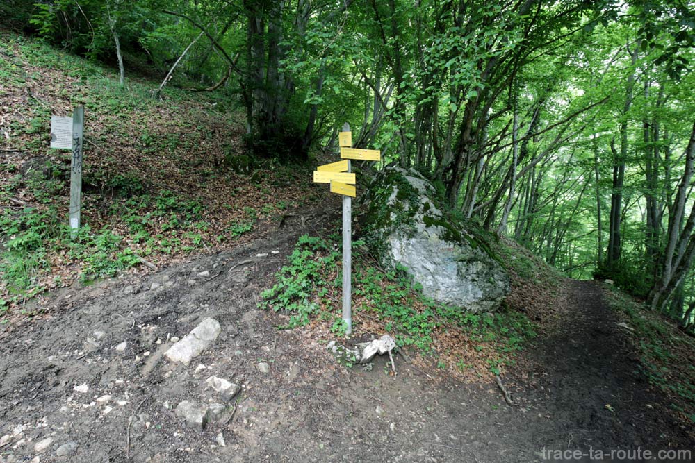 Sentiers itinéraires de randonnée à la Croix du Nivolet par le Pas de l'Échelle depuis Lovettaz