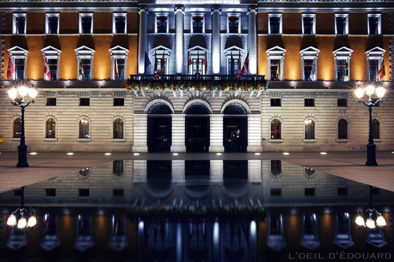 Hôtel de Ville d'Annecy de nuit et reflets dans la bassin de la mairie © L'Oeil d'Édouard