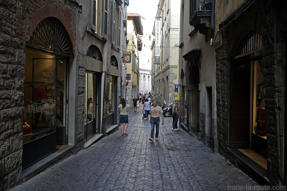 Rue pavée Via Bartolomeo Colleoni à Bergame (Città Altà Bergamo)