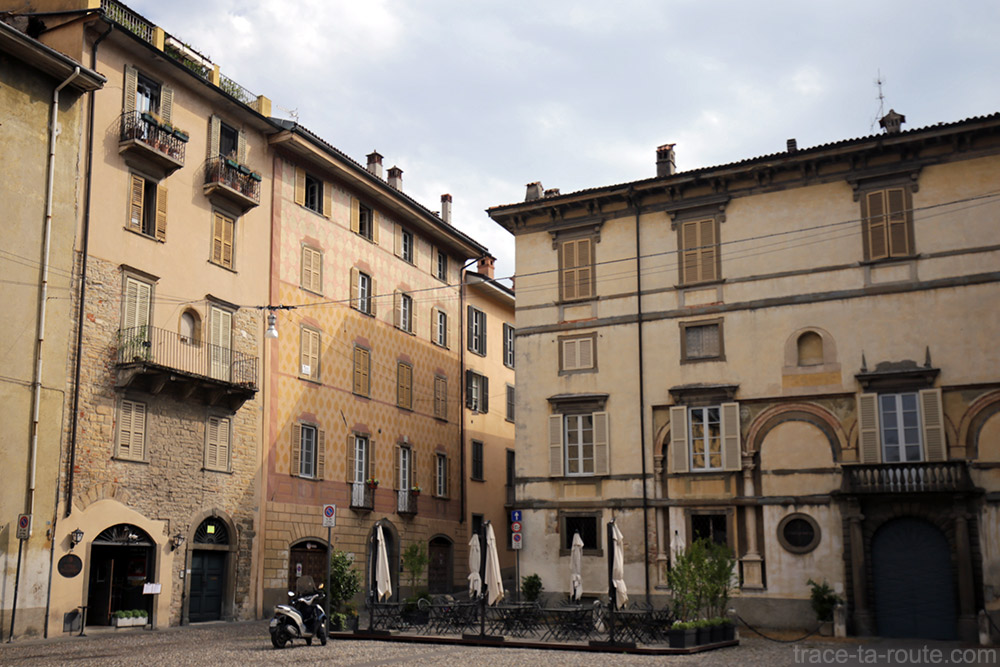 Façades Piazza della Cittadella à Bergame (Città Altà Bergamo)