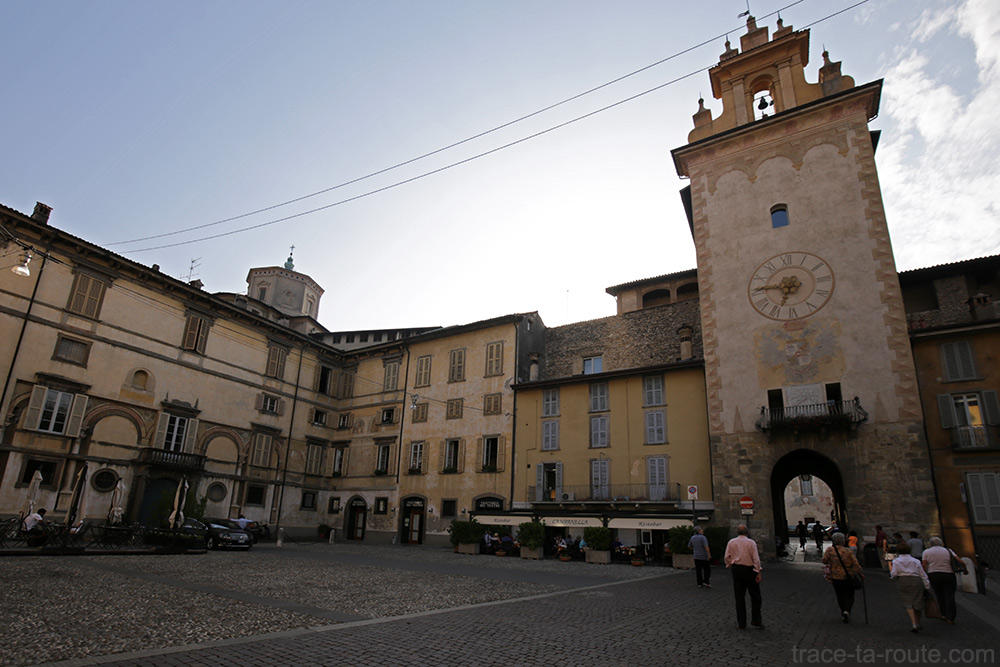 Façades et Tour horloge sur la Piazza della Cittadella à Bergame (Città Altà Bergamo)