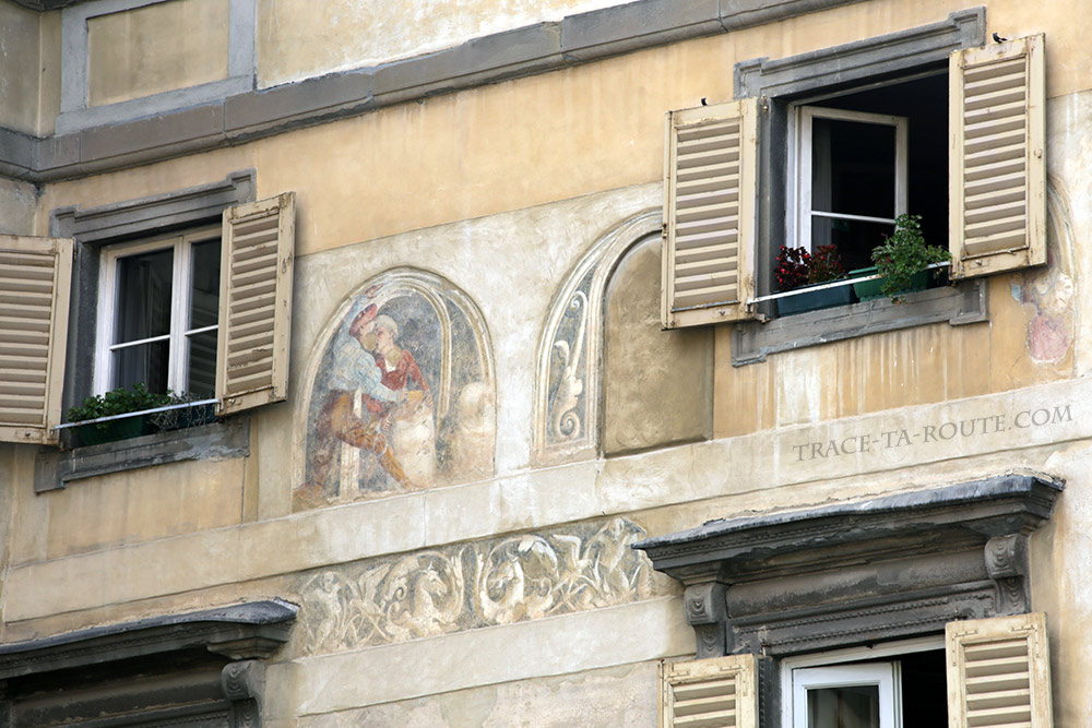 Fresques sur les façades de la Piazza della Cittadella à Bergame (Città Altà Bergamo)