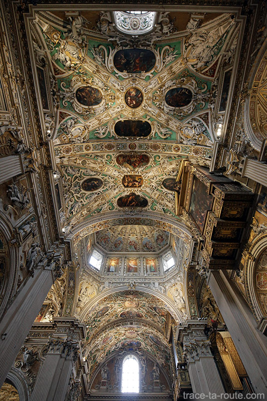 Plafond décoré Voute transept intérieur de la Basilique Santa Maria Maggiore de Bergame (Città Altà Bergamo)