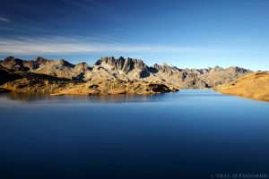 Lac Bramant (Maurienne) aves les Aiguilles de l'Argentière (Belledonne) en arrière-plan © L'Oeil d'Édouard