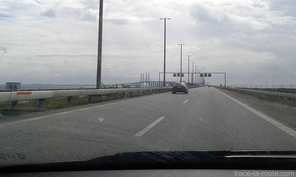 Route E20 et avec Pont Öresundsbron reliant la Suède au Danemark (Malmö-Copenhague) sur le détroit Öresund - Road Trip
