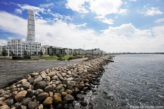 Turning Torso et bord de mer Daniaparken à Västra Hamnen à Malmö en Suède