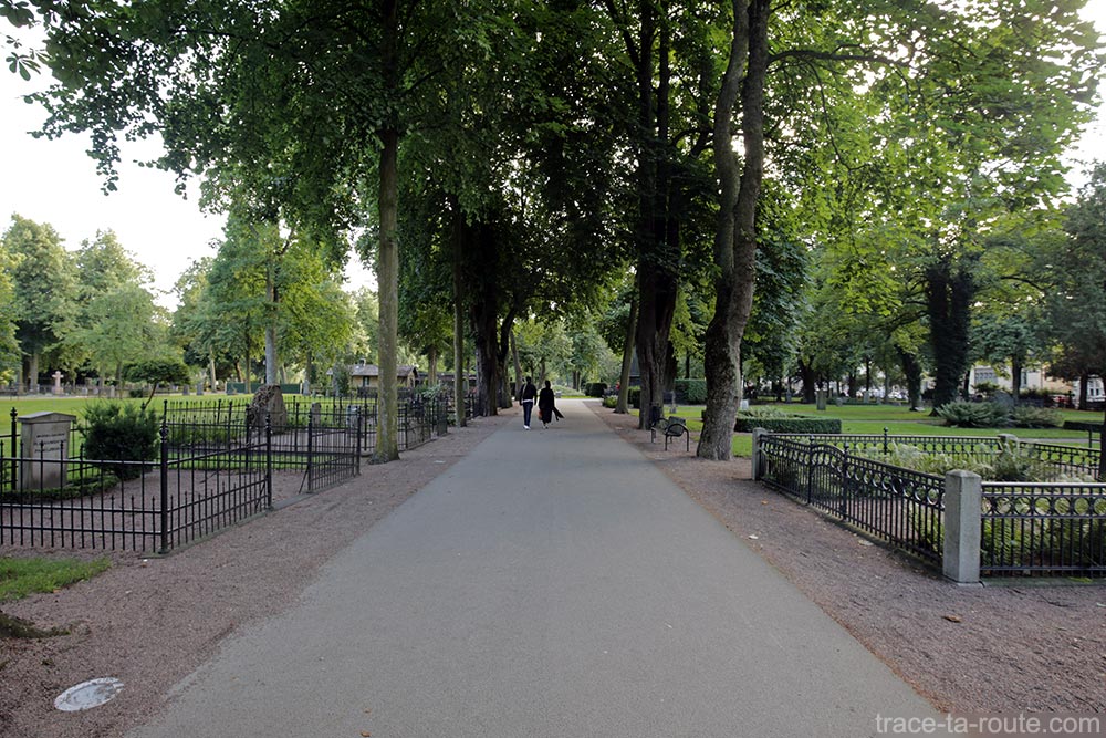 Promenade dans le cimetière Gamia kyrkogården de Malmö en Suède