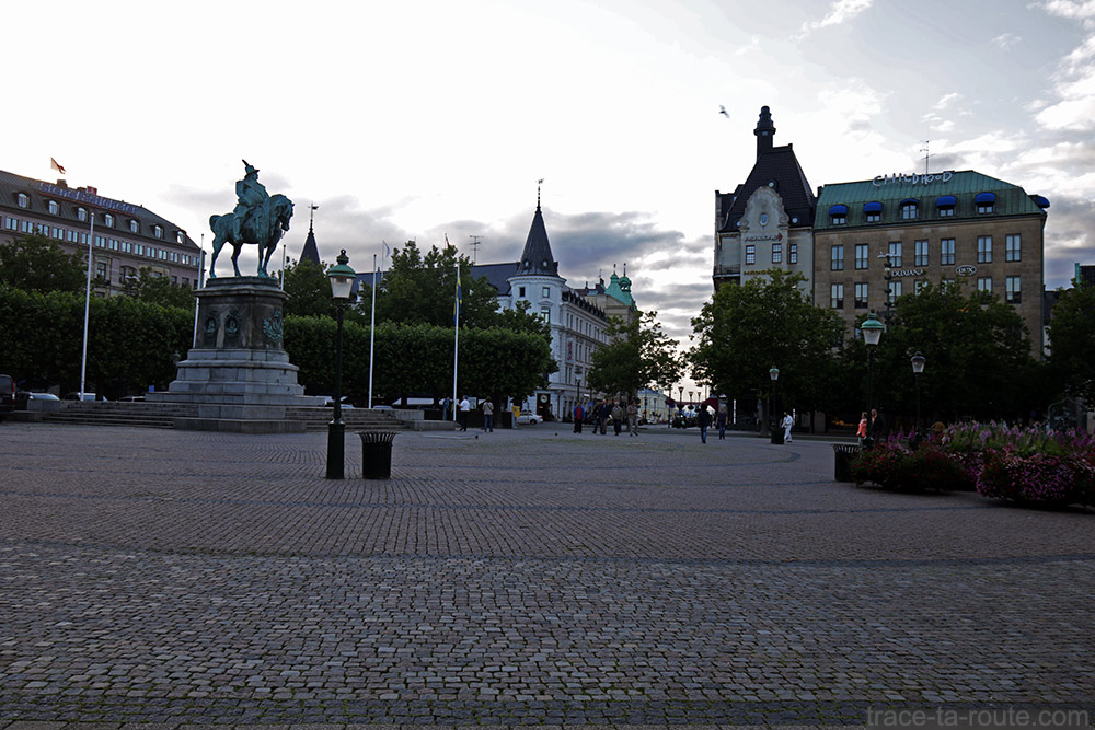 Statue équestre sur la Place Stortorget de Malmö en Suède