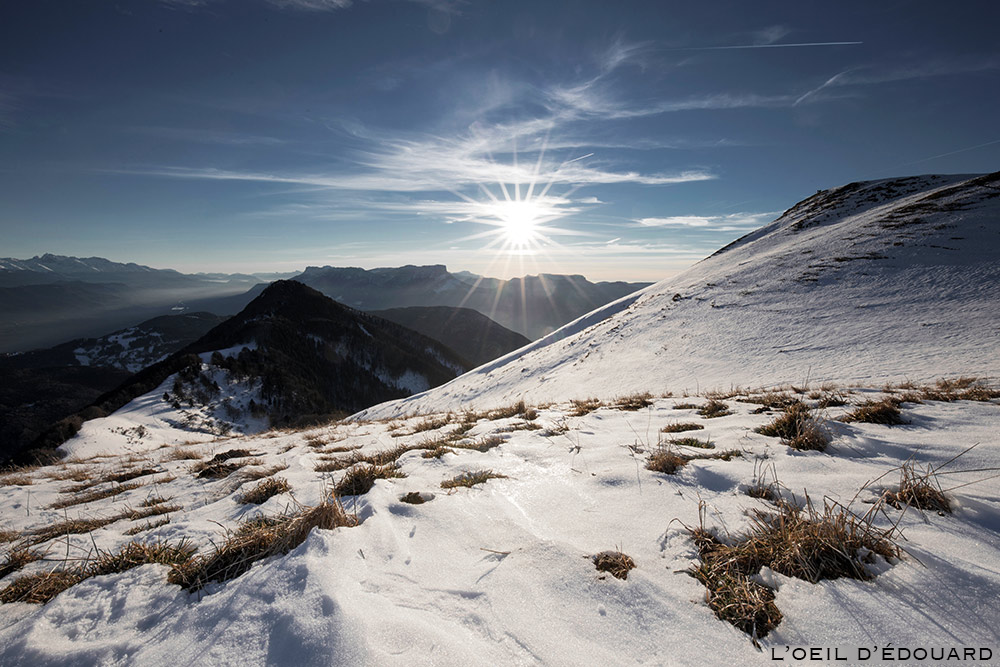 Sommet de la Pointe de la Galoppaz sous la neige en hiver avec le Pic de la Sauge - Massif des Bauges - Randonnée raquettes © L'Oeil d'Édouard