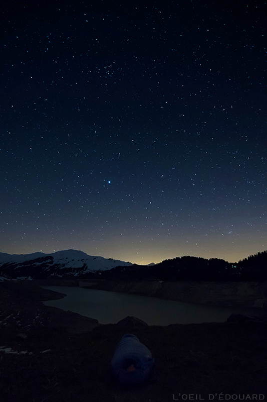 Ciel étoilé au-dessus du Lac de Roselend (Beaufortain) - Bivouac, nuit à la belle étoile avec la sac de couchage de Phantom Torch 3° Mountain Hardwear © L'Oeil d'Édouard