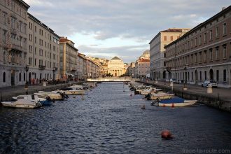 Canal Grande de Trieste et Église Sant'Antonio Nuovo en fond