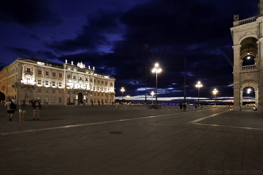 Palazzo Lloyd Triestino austro-ungarico sur la Piazza Unità d'Italia de Trieste la nuit