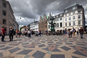 Place Amagertorv à Copenhague avec la fontaine Storkespringvandet