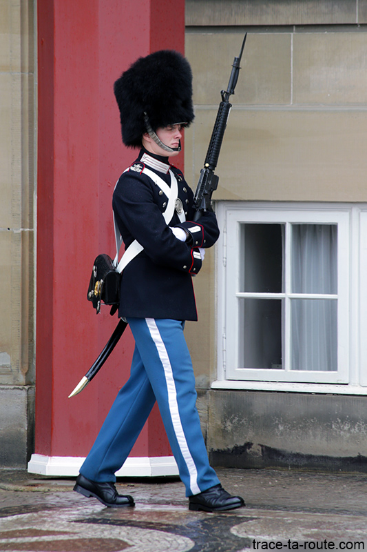 Soldat de la Garde Royale sur la place Amalienborg de Copenhague, Danemark