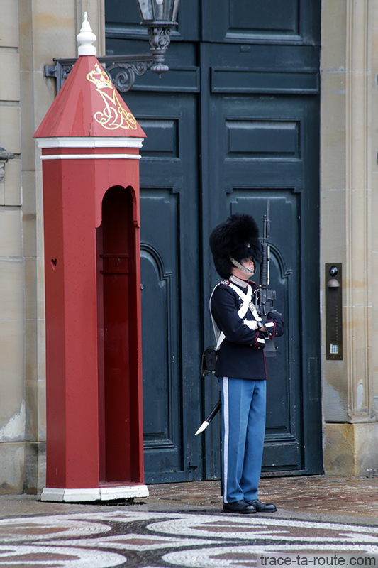 Soldat de la Garde Royale sur la place Amalienborg de Copenhague, Danemark