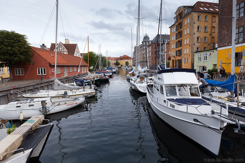 Bateaux sur le canal dans le quartier Christiana à Copenhague, Danemark - Christianshavn Copenhagen