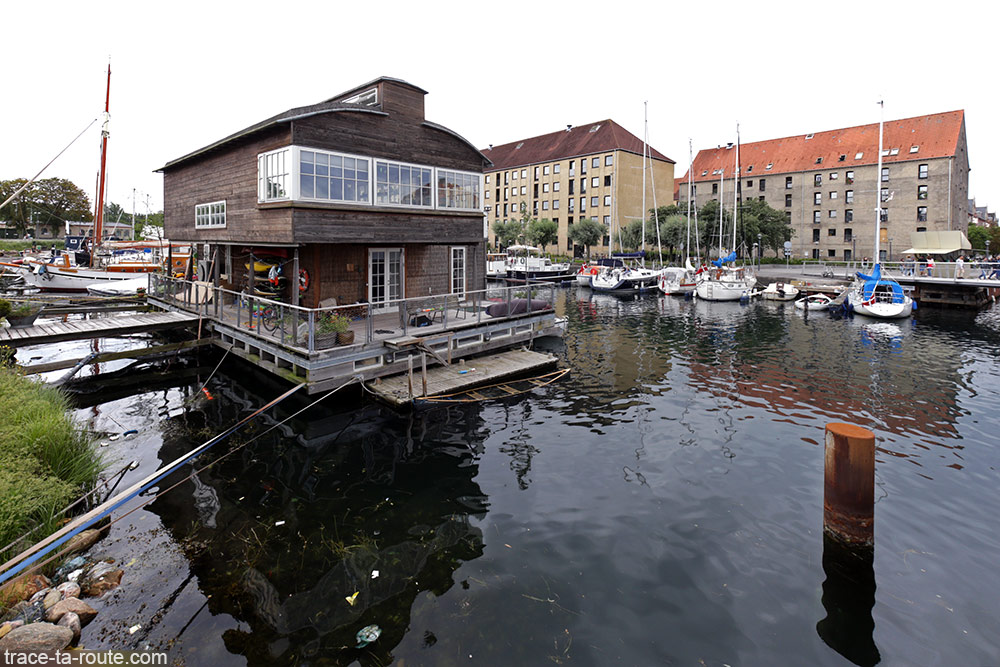 Maison flottante et gâteaux dans le port du quartier Christiana à Copenhague, Danemark - Christianshavn Copenhagen