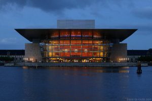 Opéra de Copenhague illuminé de nuit au bordde la rivière Syhavnen dans le quartier Christiana - Christianshavn, Copenhagen Danemark