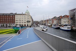 Inderhavnsbroen avec piste cyclable vers Nyhavn à Copenhague, Danemark - Christianshavn, Copenhagen