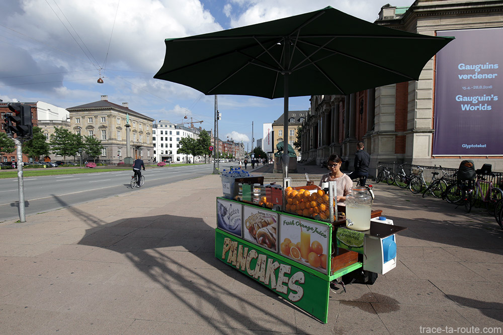 Stand crêpes jus de fruits dans la rue à Copenhague, Danemark (NY Glyptotek Copenhagen)