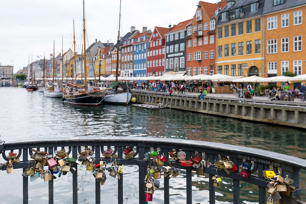 Canal de Nyhavn : cadenas sur le pont et façades colorées - Copenhague, Danemark