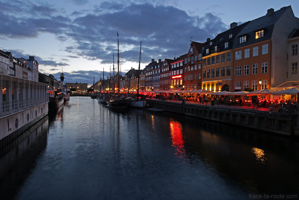 Canal de Nyhavn le soir à Copenhague : quai et façades colorées (Danemark)