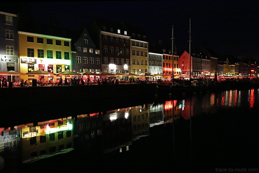 Canal de Nyhavn la nuit à Copenhague : quai et façades colorées (Danemark)