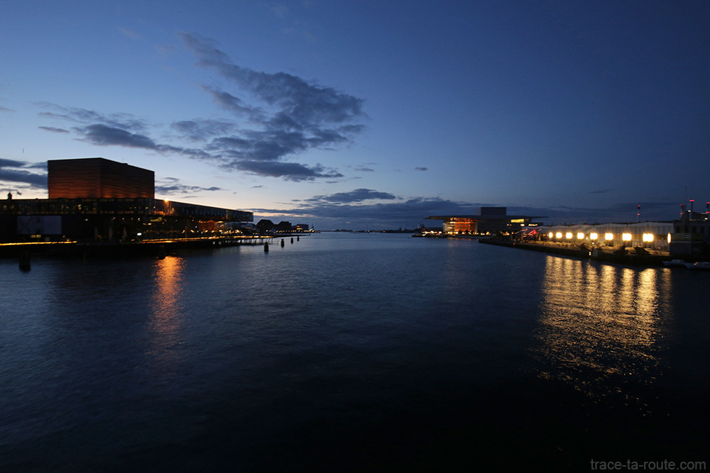 Rivière Syhavnen le soir avec le théâtre Skuespilhuset, Papirøen et l'Opéra de Copenhague, Danemark